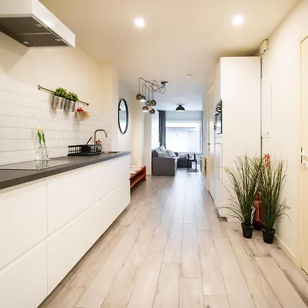 Sunny Ground Floor Escape, Cleaning Included Διαμέρισμα