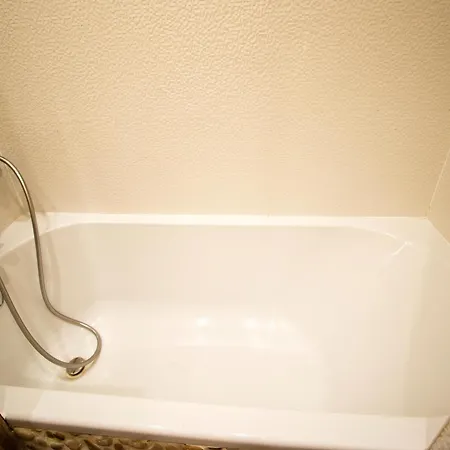 Sunny Ground Floor Escape, Cleaning Included Apartment