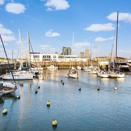 Sunny Ground Floor Escape, Cleaning Included * Ostende